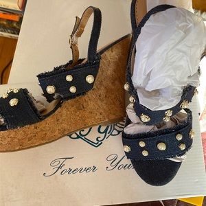 Dark blue size 7 wedge sandal with pearl detail